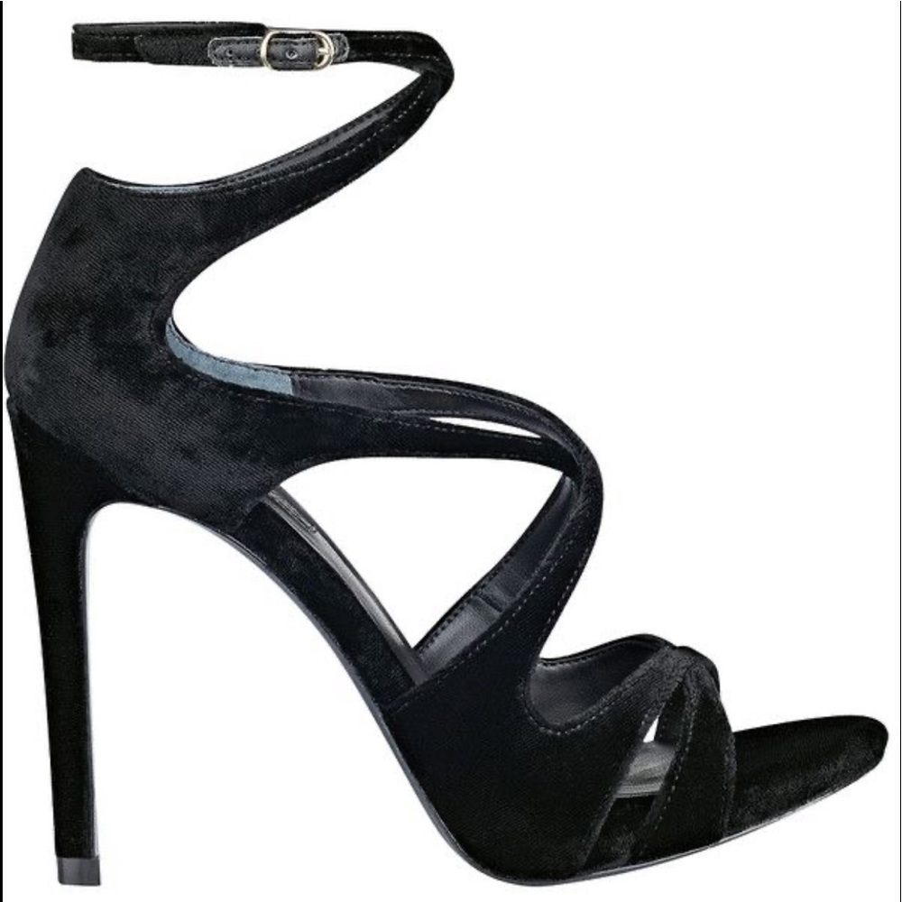 New guess high heeled Sandler size 9 black